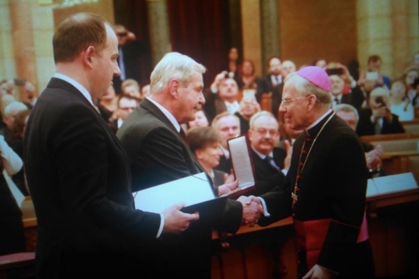 arcybiskup marek jędraszewski odbiera nagrodę jánosa esterházy'ego
